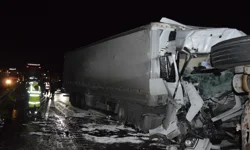 Çarpışan Tırlarda 1’i Çocuk 3 Yaralı