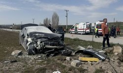 Kavşakta çarpışan otomobillerde can pazarı