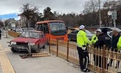Otomobil Minibüsten İnen Yolculara Çarptı: 5 Yaralı