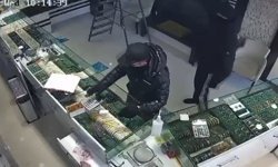 Kuyumcuda Silahlı Soygun: Şüpheliler Kaçtı