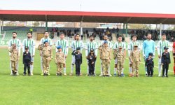 Kırşehir'de duygulandıran anlar!.. Sahaya çıkan çocuklar tribünleri ayağa kaldırdı