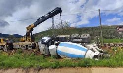 Beton mikseri devrildi: 1 yaralı