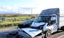 Kamyonet Otomobili İkiye Böldü: 1 Ölü, 1 Yaralı