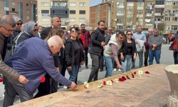 Kırşehir’de Sessiz Çığlık: Öğretmenler Atatürk Heykeli’ne Çiçek Bıraktı