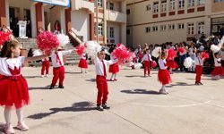 Kırşehir TOKİ Şehit Polis Gökhan Emre Ortaokulu’nda 23 Nisan programı görülmeye değerdi