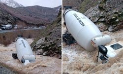 Beton Mikseri Dereye Düştü! Sürücü Kayıp…