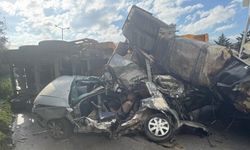 Mıcır yüklü tır devrildi, yol kapandı: 2 ölü