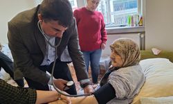 Milletvekili İlhan, Eski Hastasını Evinde Muayene Etti