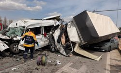 Kırşehir-Mucur yolunda kaza: Freni boşalan tır dehşet saçtı