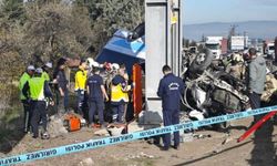 Otobüs üst geçide çarptı: 4 ölü