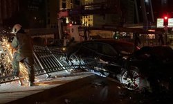 Otomobil Bariyerlere Çarptı: 3 Yaralı