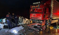 Otomobil Kamyonla Çarpıştı: 1 Ölü, 4 Yaralı!