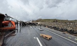 Sebze yüklü tır ile Tır ile İş Makinesi Çarpıştı: 3 Yaralı