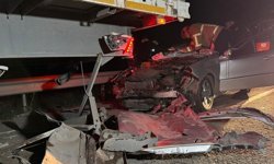 Tıra Çarpan Muhtar Otomobilde Sıkıştı