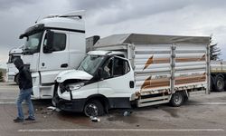 Tırla kamyonet çarpıştı, 2 kişi yaralandı