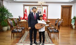Vali Demiryürek’ten Minik Ertaş’a Bağlama Hediyesi