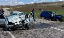 İki otomobil çarpıştı: 4 yaralı