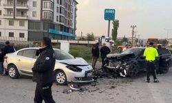 3 Araç Çarpıştı, 4 Kişi Hastaneye Kaldırıldı
