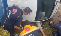 Kamyonet Devrildi: Sürücü Araçta Sıkıştı