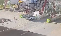 Otomobil Gişelere Çarptı: 1 Ölü
