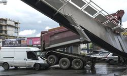 Damperi Açık Tır Üst Geçidi Yıktı: 3 Yaralı