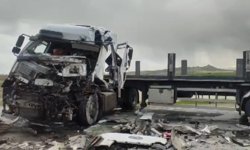 İki Tır Çarpıştı 1 Sürücü Ağır Yaralı