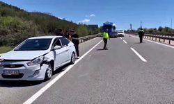 Trafik ekibi kazalı aracı iterek yolu açtı!