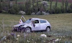 Otomobil şarampole devrildi: 2 yaralı