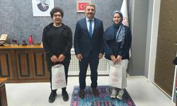 Mikrofonun başındaki Gençler Çakmakçı’yı ziyaret etti