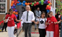 Müdür Gülşen, çocuklarla halay çekerek eğlendi