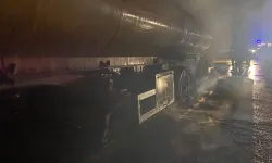 Akaryakıt tankeri yolda alev aldı