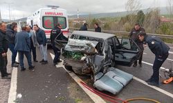 Panelvan Park Halindeki Otomobile Çarptı, 3 Ölü