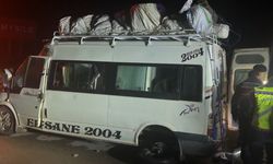 Tarım İşçilerini Taşıyan Minibüs Tırla Çarpıştı: 12 Yaralı