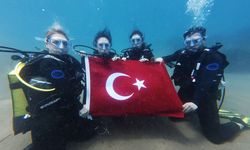 Türk Bayrağı Maviliklerde Dalgalandı