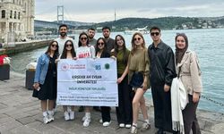 Üniversiteli gönüllüler çocukların yüzünü güldürdü