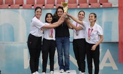 Gençlerimiz, madalyaları sildi süpürdü