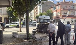 Ticari araçla çarpışan servis can pazarı yaşattı: 9 yaralı
