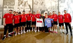 Türk futbolunun Çınarı Riva'da onurlandırıldı