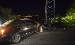 Direğe çarpan otomobil, mahalleleri karanlığa gömdü!