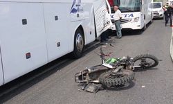 Emniyet Şeridindeki Otobüse Çarptı