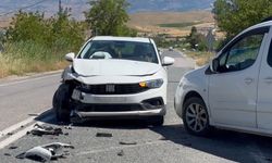 Otomobil ile Hafif Ticari Araç Çarpıştı: 2 Yaralı