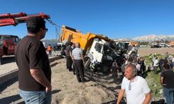 Kamyon ile Minibüs Çarpıştı: 2 Ölü, 3 Yaralı