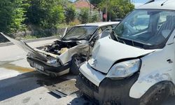 Hafif Ticari Araç ile Otomobil Çarpıştı: 5 Yaralı