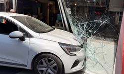 Kontrolden Çıkan Otomobil İş Yerine Girdi