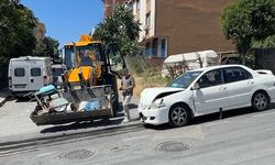 İş Makinesi Otomobili Ezdi: 2 Yaralı!