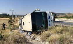 Yolcu Otobüsü Şarampole Yuvarlandı: 20 Yaralı