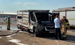 Seyir Halindeki Kamyonet Alevlere Teslim