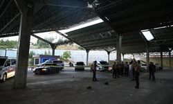 Pazar Yerinin Çatısından Düşen İşçi Ağır Yaralandı