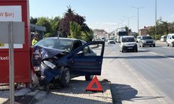 Manevra yapan otomobil savruldu, tabelaya çarptı