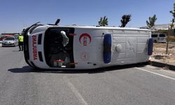 Ambulans yola savruldu, hasta ve sağlıkçılar yaralandı: 5 Yaralı